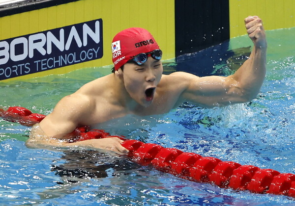 지유찬이 25일 중국 항저우 올림픽 스포츠센터 수영장에서 열린 남자 자유형 50m 결선 경기에서 금메달을 차지, 기뻐하고 있다.