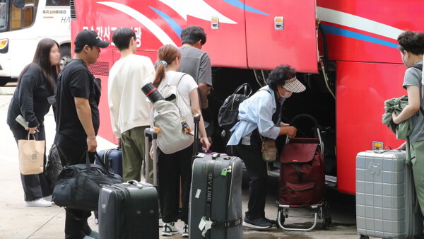 추석 연휴를 하루 앞둔 27일 오후 인천 미추홀구 인천종합버스터미널에서 귀성객들이 버스에 짐을 싣고 있다.