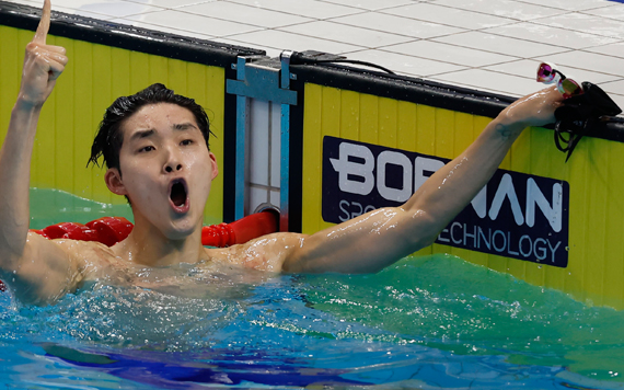 29일 중국 항저우 올림픽 스포츠센터 수영장에서 열린 남자 자유형 400m에서 금메달을 차지한 김우민이 기뻐하고 있다.