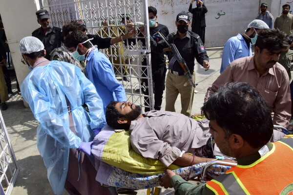29일 파키스탄 남서부 발루치스탄주 마스퉁에서 이슬람 예언자 무함마드 탄신일을 축하하는 종교 행렬 중 자폭 테러가 발생, 현재까지 52명이 숨지고 70여 명이 부상했다. 사진에서 발루치스탄주 퀘타 병원으로 이송된 부상자가 보이고 있다.