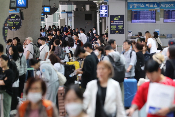 추석연휴 마지막날인 3일 오후 인천국제공항 제1여객터미널 버스정류소가 귀경객 및 여행객들로 붐비고 있다.
