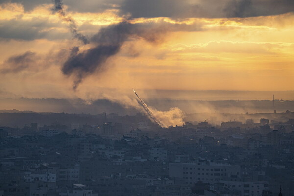 7일(현지시간) 가자지구에서 이스라엘을 향해 로켓이 발사되고 있다. 팔레스타인 무장정파 하마스는 이날 '알아크사 스톰' 작전 개시를 선언하고 로켓 5000발을 발사했다.
