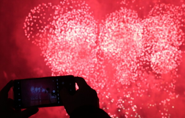 7일 오후 서울 여의도 한강공원 일대에서 열린 '2023 서울세계불꽃축제'에서 형형색색 불꽃이 밤하늘을 수놓고 있다.