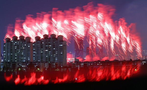 7일 오후 서울 여의도 한강공원 일대에서 열린 '2023 서울세계불꽃축제'에서 한국팀의 화려한 불꽃들이 밤하늘을 수놓고 있다. 올해 축제는 '다채로운 색깔로 내일의 세상을 환하게 비추는 밝은 미래'(Lights of Tomorrow)라는 주제로 열렸다.
