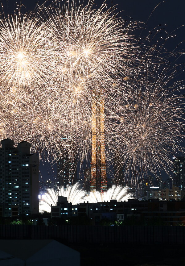 7일 오후 서울 여의도 한강공원 일대에서 열린 '2023 서울세계불꽃축제'에서 중국팀의 화려한 불꽃들이 밤하늘을 수놓고 있다. 올해 축제는 '다채로운 색깔로 내일의 세상을 환하게 비추는 밝은 미래'(Lights of Tomorrow)라는 주제로 열렸다.