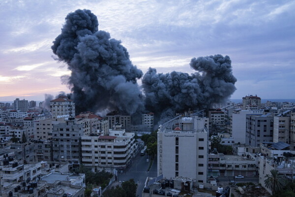 7일(현지시각) 팔레스타인 가자지구에서 이스라엘의 보복 공습으로 연기가 치솟고 있다.