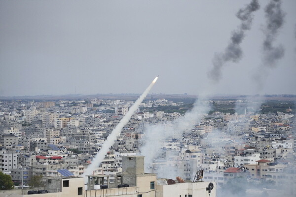 가지지구의 하마스 민병대가 지난 7일(현지시간) 이스라엘을 향해 로켓을 발사하는 장면. 하마스가 육해공 대규모 동시 공격을 준비하는 것을 이스라엘은 물론 미국과 아랍국가들이 전혀 사전에 눈치채지 못했다.