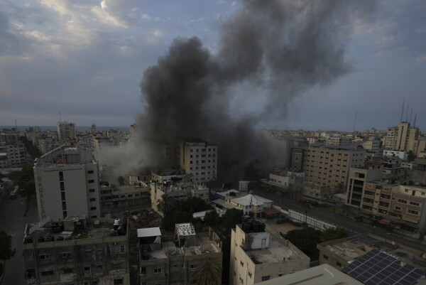 사진은 8일(현지시간) 이스라엘의 가자지구 공습 후 이슬람 국립은행에 발생한 폭발로 연기가 피어오르는 모습.