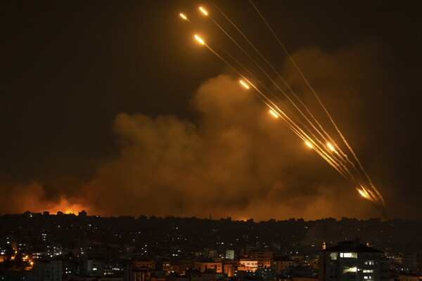 8일(현지시각) 팔레스타인 가자지구에서 이스라엘을 향해 로켓들이 발사되고 있다.