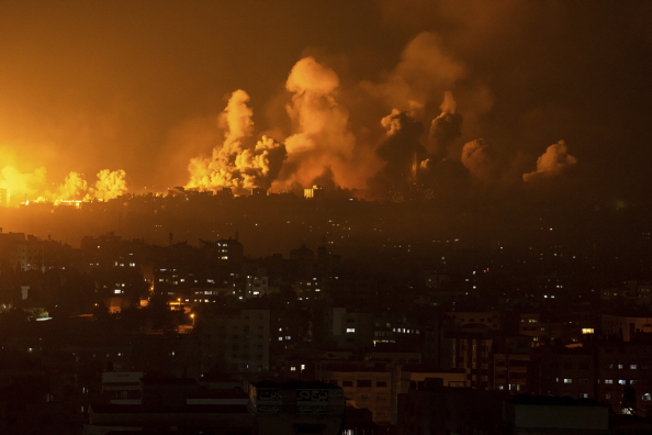 8일(현지시각) 팔레스타인 가자지구에 이스라엘의 공습 이후 화염과 연기가 솟아오르고 있다.