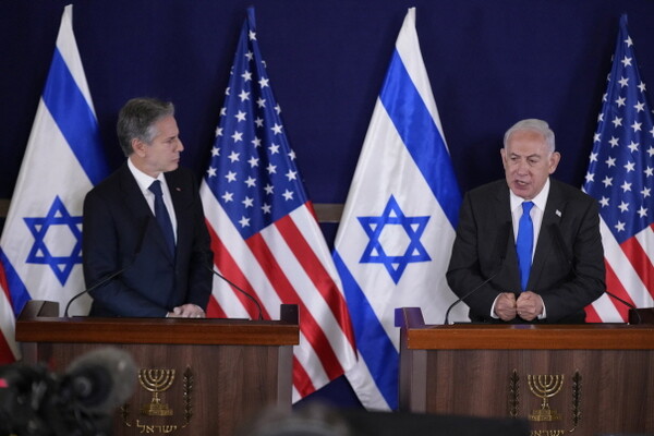 토니 블링컨(왼쪽) 미국 국무장관과 베냐민 네타냐후 이스라엘 총리가 12일(현지시각) 이스라엘 텔아비브의 국방부 건물에서 회담을 마친 후 성명을 발표하고 있다.