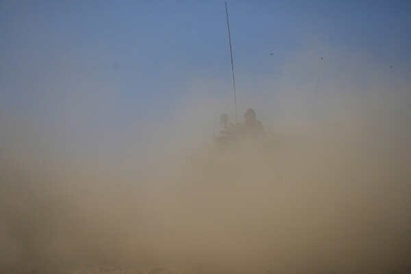 14일(현지시각) 이스라엘 남부에서 이스라엘군 전차가 가자지구를 향해 이동하고 있다.