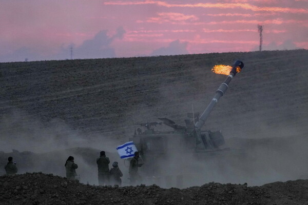 14일(현지시각) 이스라엘 남부 가자지구 인근에서 이스라엘군의 자주포가 가자지구를 향해 포를 쏘고 있다.