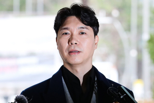 방송인 박수홍씨가 15일 오후 서울 마포구 서부지방법원에서 열린 친형 부부의 횡령 등 혐의 4차 공판 출석 전 입장 발표를 하고 있다.
