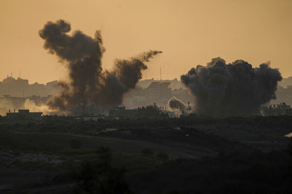 [가자지구=AP/뉴시스]15일(현지시간) 하마스가 통치하는 팔레스타인 가자지구에서 이스라엘의 공습 이후 연기가 피어오르고 있다.