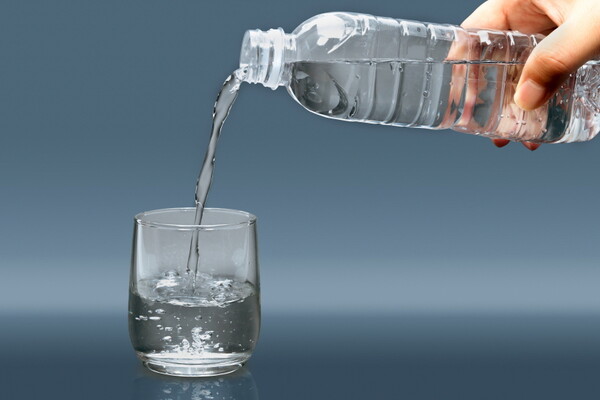 통풍에 영향을 미치는 퓨린은 물에 녹기 때문에 하루에 물 10컵 이상을 마시는 것이 좋다. (사진=유토이미지 제공)