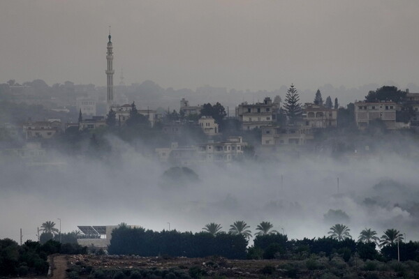 16일(현지시각) 레바논 남부 이스라엘과 국경을 맞대고 있는 국경 마을 다하이라에서 이스라엘의 포격으로 연기가 치솟고 있다.