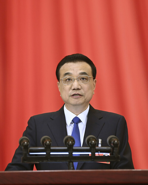 리커창(李克强) 전 중국 총리가 22일 중국 베이징 인민대회당에서 열린 전국인민대표대회(전인대)에 참석해 업무보고를 하고 있다. 2020.05.22.
