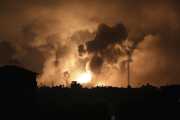 27일(현지시간) 공습을 받고 있는 가자지구 북부의 모습. 2023.10.28.