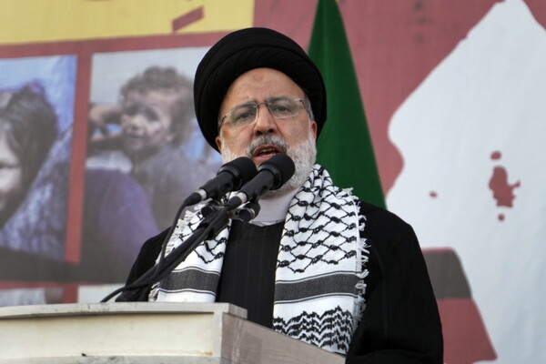 에브라힘 라이시 이란 대통령이 18일(현지시각) 테헤란의 혁명광장에서 열린 반이스라엘 집회에 참석해 연설하고 있다. 라이시 대통령은 “전 세계 사람들은 미국을 이스라엘의 공범으로 생각한다”라고 비난했다.