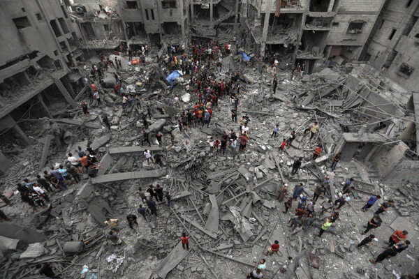 27일(현지시각) 가자지구 주민들이 이스라엘의 공습으로 파괴된 건물 피해 상황을 살피고 있다. 2023.10.28.