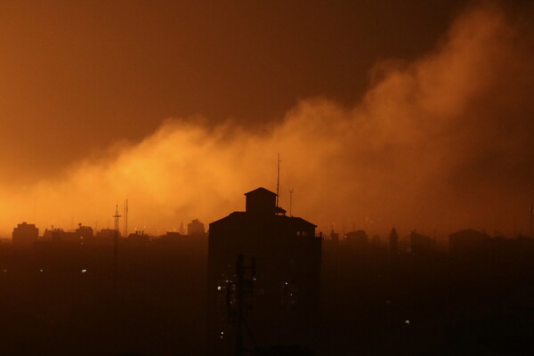 30일(현지시각) 이스라엘의 공습을 받은 가자지구 북부에서 화염과 연기가 치솟고 있다. 2023.10.31.