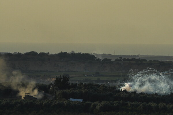 0일(현지시각) 이스라엘 전차가 가자지구에서 기동하는 모습이 이스라엘 남부에서 관측되고 있다.