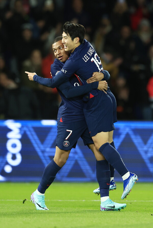 파리 생제르맹(PSG)의 이강인이 3일(현지시각) )이 프랑스 파리의 파르크 데 프랭스에서 열린 2023-24 리그1 11라운드 몽펠리에와의 경기 전반 10분 선제골을 넣고 킬리안 음바페와 기뻐하고 있다. 이강인은 리그1 데뷔골을 넣어 세 경기 연속 공격 포인트를 기록하며 팀의 3-0 승리를 이끌었다.