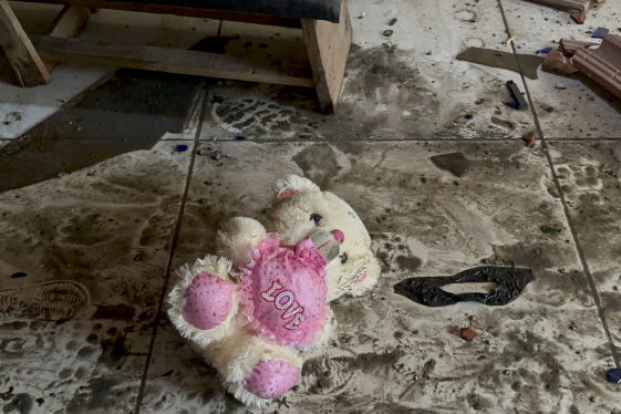 지난달 31일(현지시각) 가자지구 누세이라트 난민촌에서 이스라엘의 공습으로 파손된 집 바닥에 주인 잃은 인형이 나뒹굴고 있다. 2023.11.01.