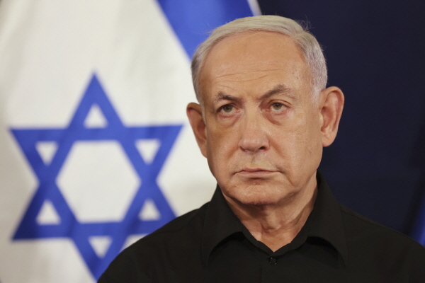 베냐민 네타냐후 이스라엘 총리가 지난달 28일(현지시간) 이스라엘 텔아비브 키르야 군사 기지에서 기자회견 하는 모습.
