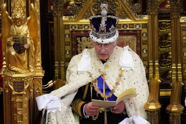 영국 찰스 3세 국왕이 7일(현지시간) 런던 웨스트민스터 국회의사당에서 즉위 후 첫 '킹스 스피치(King's speech, 의회 연설)‘를 하고 있다.