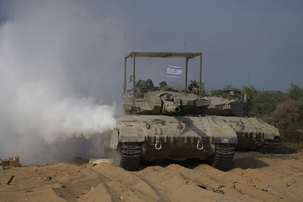 13일(현지시각) 이스라엘 남부 가자지구 부근에서 이스라엘군 전차들이 기동하고 있다.