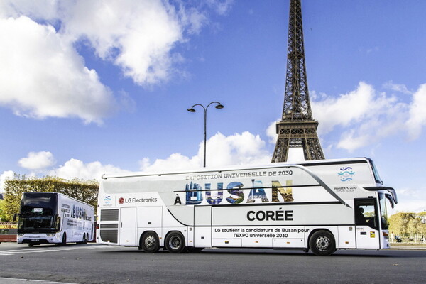 LG전자가 오는 28일 2030 엑스포 개최지 선정을 위한 투표를 앞두고 제 173회 BIE(국제박람회기구) 총회가 열리는 프랑스 파리에서 부산세계박람회 유치 홍보 랩핑(Wrapping) 버스를 운영하고 있다고 26일 밝혔다. (사진= LG전자 제공) 2023.11.26.