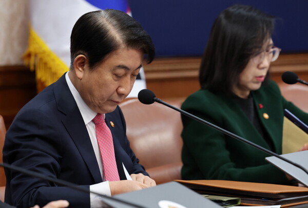 이동관 방송통신위원장이 1일 오전 서울 종로구 정부서울청사에서 열린 임시 국무회의에 참석해 자리하고 있다.