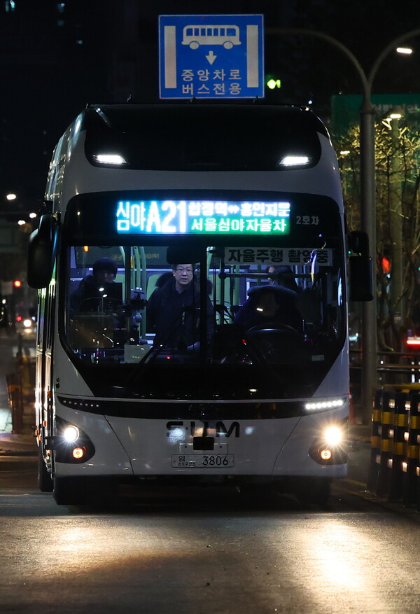 4일 서울 종로구 동대문역.흥인지문 버스정류장으로 '심야A21번' 심야자율버스가 도착하고 있다.