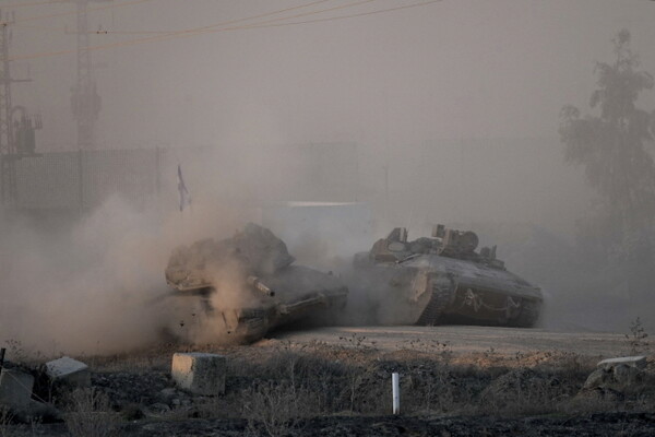 11일(현지시각) 이스라엘 남부 가자지구 접경 부근에서 이스라엘군 전차들이 기동하고 있다.