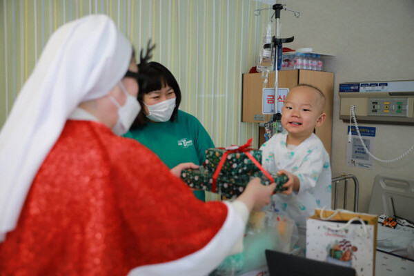 소아백혈병으로 서울성모병원에 입원 중인 환아의 보호자는 “크리스마스를 병원에서 보내서 아쉬웠는데 생각지도 못한 선물을 받게 돼 감사하다"고 말했다. (사진= 서울성모병원 제공)