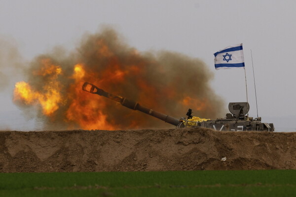 21일(현지시각) 이스라엘 남부에서 이스라엘군이 가자지구를 향해 자주포를 발사하고 있다.