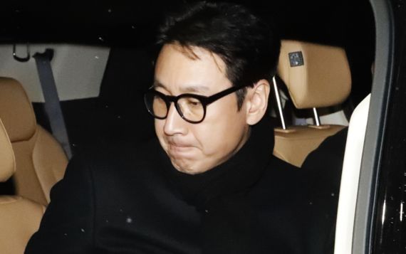 마약 투약 혐의를 받는 배우 이선균씨가 지난 24일 오전 인천 남동구 인천 논현경찰서를 나서고 있다. 2023.12.24.