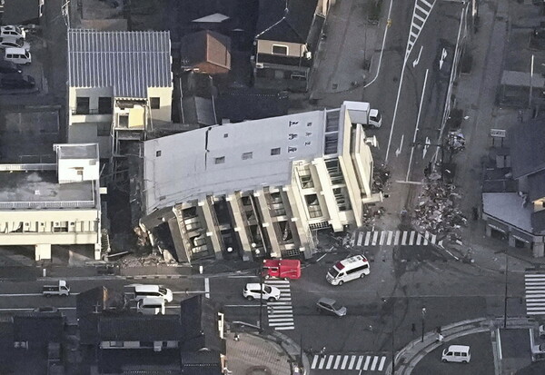 2일 일본 이시카와현 와지마의 한 건물이 전날 발생한 지진으로 쓰러져 있다. 현지 경찰은 전날 이시카와현에서 발생한 강진으로 지금까지 5명이 숨진 것으로 파악됐다고 밝혔다. 2024.01.02.