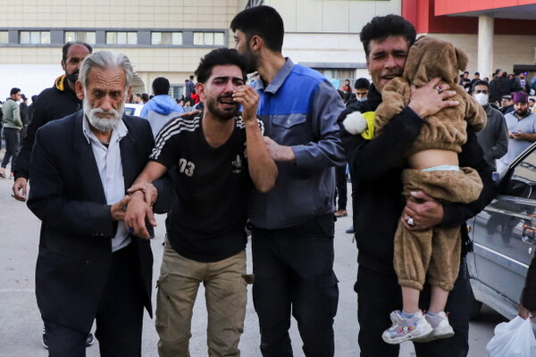 3일(현지시간) 이란 케르만시의 한 병원 앞에서 이란 혁명수비대(IRGC) 정예부대 쿠드스군 사령관 가셈 솔레이마니 추모식 폭발 사고로 숨진 희생자의 가족이 슬퍼하고 있다.