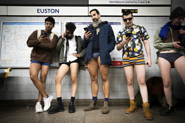 7일(현지시각) 영국 런던에서 연례 '바지 벗고 지하철 타기' 행사가 열려 바지를 입지 않은 사람들이 유스턴역에 모여 있다.