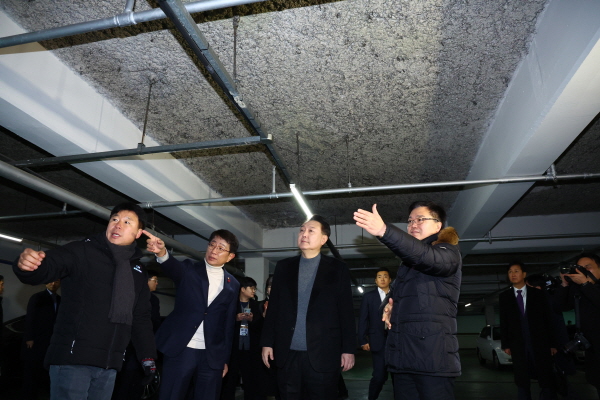 윤석열 대통령이 10일 경기 고양 일산동구 백송마을 5단지를 방문해 지하주차장을 점검하고 있다.