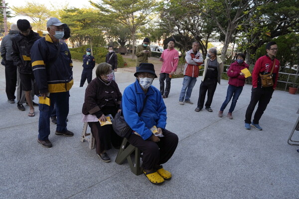 13일 대만 타이난의 한 투표소 앞에 주민들이 투표를 하기 위해 대기하고 있다. 이날 총통 선거(대선)와 입법위원(국회의원) 선거가 진행된다.