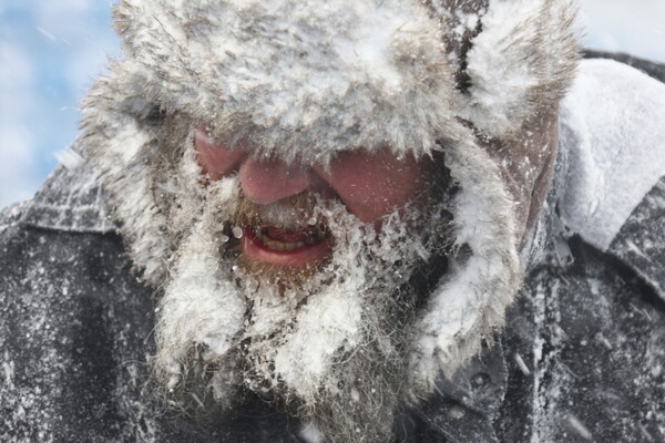 14일(현지시간) 미국 뉴욕 하이마크 스타디움에서 제설작업 중인 한 근로자의 얼굴에 얼음이 맺혀 있다.