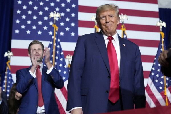 도널드 트럼프 전 미국 대통령이 15일(현지시간) 미 아이오와주에서 열린 공화당 코커스(전당대회)에서 승리를 확정한 뒤 연설에 나서며 미소짓고 있다.