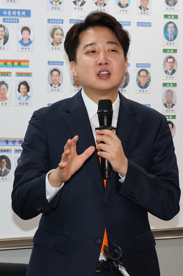 이준석 개혁신당 정강정책위원장이 19일 서울 용산 전국호남향우회총연합회에서 열린 간담회에서 인사말하고 있다.