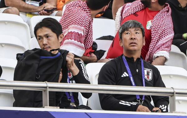 20일(현지시각) 카타르 도하 알투마마 스타디움에서 열린 아시아축구연맹(AFC) 2023 카타르 아시안컵 E조 조별예선 2차전 요르단과 대한민국의 경기, 일본 축구 대표팀 관계자가 경기를 지켜보고 있다.
