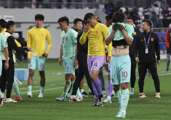 22일(현지시각) 카타르 도하 칼리파 인터네셔널 경기장에서 열린 아시아축구연맹(AFC) 2023 카타르 아시안컵 A조 조별예선 3차전 카타르 대 중국의 경기, 카타르 알 하이도스의 결승골로 카타르가 1:0 승리했다. 중국 축구대표팀 선수들이 아쉬워하고 있다.