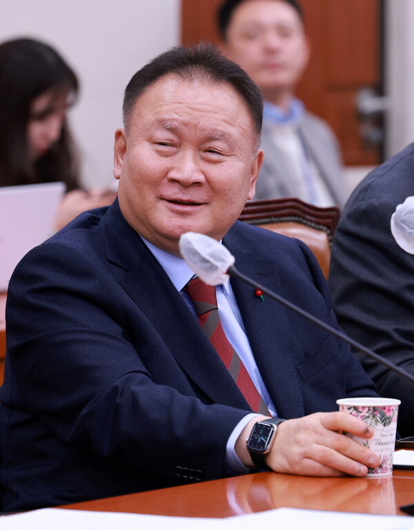 이상민 국민의힘 의원이 9일 오전 서울 여의도 국회에서 열린 외교통일위원회 전체회의에 참석해 자리에 앉아 있다.
